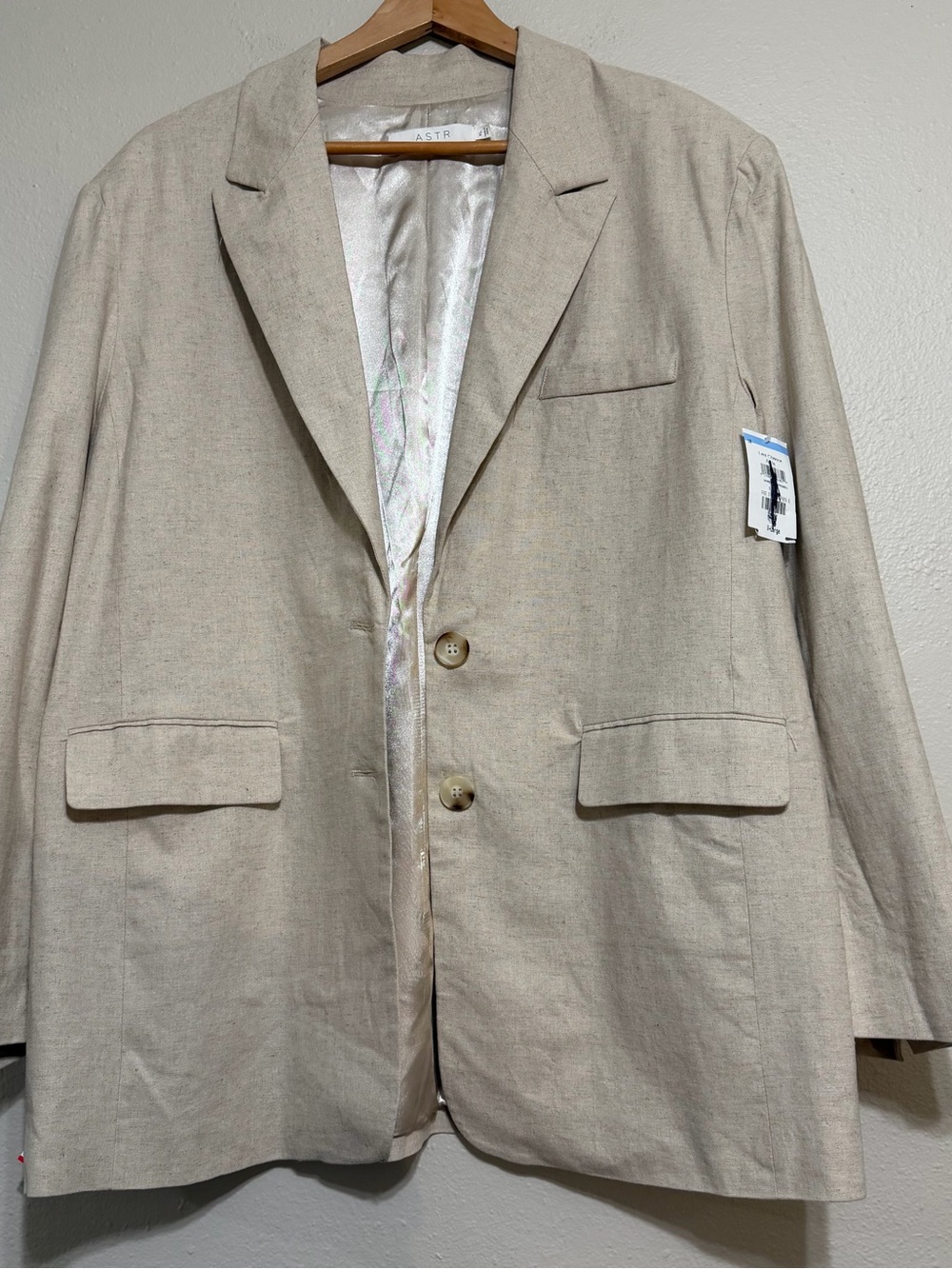 Inside by the shoulder it’s Unstitched ASTR The Label Jacket in Cream and Tan